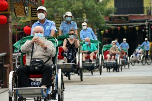 Foreign tourists saved the moment of experiencing cyclo