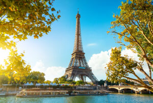 Tháp Eiffel - biểu tượng của Paris hoa lệ